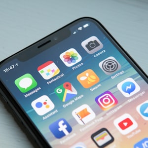 智能手机展示开元APP下载二维码界面